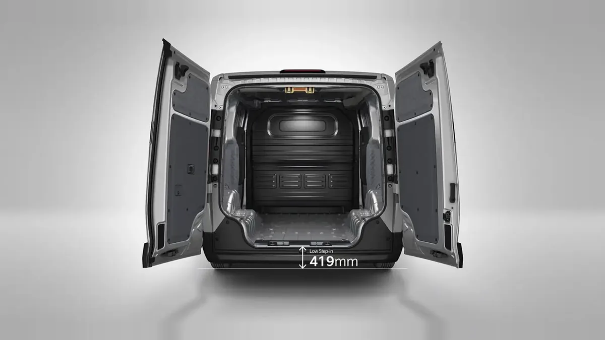 Kia PV5 Cargo L2H1 Long Range Plus, 100% eléctrico, en renting — Delantera